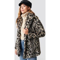 Linn Ahlborg x NA-KD Kurtka Leo - Brown. Brązowe kurtki damskie marki Linn Ahlborg x NA-KD, bez wzorów, z futra, bez kaptura. Za 485,95 zł.