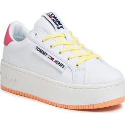 Tenisówki TOMMY JEANS - Oversized Label Icon Sneaker EN0EN00787 White/Blush Red/ Melon Orange 0K4. Białe półbuty damskie Tommy Jeans, bez wzorów, z jeansu, bez obcasa, na obcasie, bez zapięcia. W wyprzedaży za 279,00 zł.