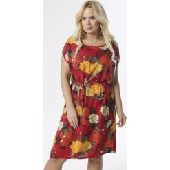 Czerwona Sukienka Rairane. Czerwone sukienki damskie Born2be, xl, bez wzorów, bez kołnierzyka, bez rękawów, midi. W wyprzedaży za 44,99 zł.