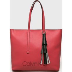 Calvin Klein - Torebka Pop. Czerwone torby damskie na zakupy marki Calvin Klein, ze skóry ekologicznej, na ramię, duże. W wyprzedaży za 499,90 zł.
