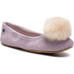 Kapcie UGG - W Andi 1020300 W/Lrfg. Fioletowe klapki damskie Ugg, z aplikacjami, ze skóry. W wyprzedaży za 279,00 zł.