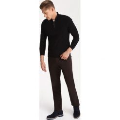 SWETER DŁUGI RĘKAW MĘSKI Z ZAMKIEM. Czarne golfy męskie marki Top Secret, na lato, s, z bawełny, klasyczne, z klasycznym kołnierzykiem. W wyprzedaży za 39,99 zł.