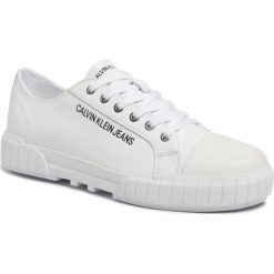 Trampki CALVIN KLEIN JEANS - Burton S1754 White. Białe półbuty męskie Calvin Klein Jeans, bez wzorów, z jeansu, klasyczne, bez zapięcia. W wyprzedaży za 369,00 zł.