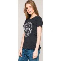 Tommy Jeans - Top. Pomarańczowe bluzki damskie Tommy Jeans, s, z nadrukiem, z bawełny, casualowe, z okrągłym kołnierzem, z krótkim rękawem. W wyprzedaży za 119,90 zł.