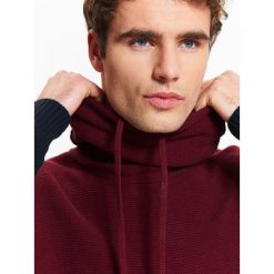 Sweter męski z melanżowej dzianiny z obszernym golfem. Czerwone golfy męskie na zimę, xxl, w paski, z dzianiny. W wyprzedaży za 39,99 zł.