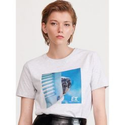 T-shirt z nadrukiem E.T. - Jasny szary. Szare t-shirty damskie Reserved, s, z nadrukiem, bez kołnierzyka. Za 49,99 zł.