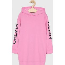 Calvin Klein Jeans - Sukienka dziecięca 104-176 cm. Różowe sukienki dziewczęce Calvin Klein Jeans, z nadrukiem, z bawełny, casualowe, z długim rękawem, długie, maxi, proste. Za 339,90 zł.