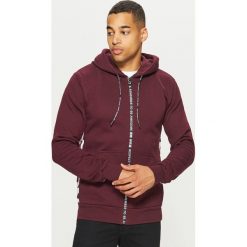 Bluza z napisami - Bordowy. Czerwone bluzy męskie rozpinane marki Cropp, l, z napisami. Za 139,99 zł.