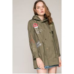 Desigual - Parka Appassionata. Zielone parki damskie marki Desigual, z haftami, z bawełny, długie, z kapturem. W wyprzedaży za 429,90 zł.
