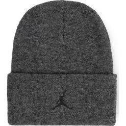 Czapka NIKE - CK1257 010 Szary. Szare czapki damskie Nike, na zimę, bez wzorów, z tworzywa sztucznego. W wyprzedaży za 119,00 zł.