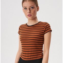T-shirt w paski - Brązowy. Pomarańczowe t-shirty damskie Sinsay, s, w paski, bez kołnierzyka. Za 19,99 zł.