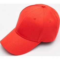 Czapka baseball z napisem - Czerwony. Czerwone czapki męskie Cropp, z napisami. Za 39,99 zł.