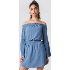 NA-KD Boho Sukienka z odkrytymi ramionami i szerokim rękawem - Blue. Niebieskie sukienki damskie NA-KD Boho, bez wzorów, boho, bez kołnierzyka, bez rękawów, z odkrytymi ramionami. W wyprzedaży za 73,17 zł.