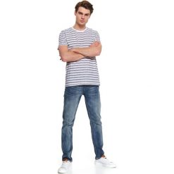 T-shirt z nadrukiem. Białe t-shirty męskie Top Secret, na lato, m, z nadrukiem, z bawełny, klasyczne, z klasycznym kołnierzykiem, krótkie. W wyprzedaży za 29,99 zł.