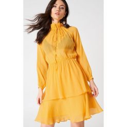 NA-KD Boho Sukienka z marszczoną stójką - Orange. Pomarańczowe sukienki damskie marki NA-KD Boho, bez wzorów, z poliesteru, boho, ze stójką, z długim rękawem, długie, maxi. W wyprzedaży za 80,97 zł.