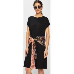Desigual - Sukienka. Czarne sukienki damskie Desigual, na co dzień, s, bez wzorów, z elastanu, casualowe, z okrągłym kołnierzem, bez rękawów, mini, proste. Za 299,90 zł.
