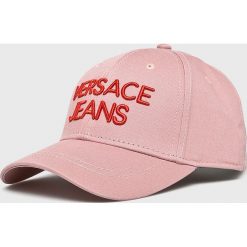 Versace Jeans - Czapka. Różowe czapki damskie Versace Jeans, bez wzorów, z bawełny. W wyprzedaży za 159,90 zł.