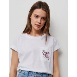 T-shirt z błyszczącym napisem - Biały. Białe t-shirty damskie Reserved, s, z napisami, bez kołnierzyka. Za 29,99 zł.