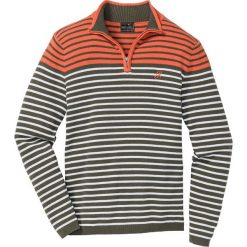 Sweter ze stójką w paski, z bawełny z recyclingu bonprix ciemnooliwkowo-ciemnopomarańczowo-biel wełny w paski. Zielone golfy męskie bonprix, s, w paski, z bawełny, ze stójką, bez kaptura. Za 44,99 zł.
