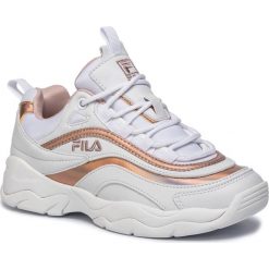 Sneakersy FILA - Ray M Low 1010763.91R White/Rose Smoke. Białe sneakersy damskie Fila, ze skóry ekologicznej. W wyprzedaży za 249,00 zł.