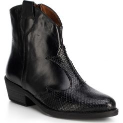 Buty damskie. Czarne kozaki damskie Wittchen, ze skóry, na wysokim obcasie, na słupku, bez zapięcia. Za 649,90 zł.