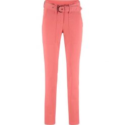 Spodnie z materiałowym paskiem Slim Fit bonprix dymny koralowy. Różowe spodnie damskie bonprix, z tkaniny. Za 49,99 zł.
