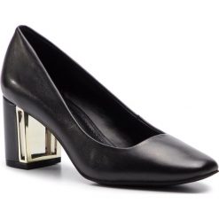Półbuty DKNY - Gigi K4841239 Black. Czarne półbuty damskie DKNY, bez wzorów, ze skóry ekologicznej, bez obcasa, na obcasie, bez zapięcia. Za 649,00 zł.