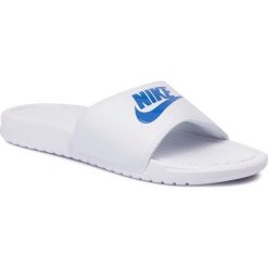 Klapki NIKE - Benassi Jdi 343880 102 White/Varsity Royal/White. Białe klapki męskie Nike, bez wzorów, ze skóry ekologicznej. W wyprzedaży za 89,00 zł.
