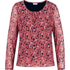 Koszulka w kolorze czarno-czerwonym. Czerwone koszulki damskie Gerry Weber, bez wzorów, z okrągłym kołnierzem, bez rękawów. W wyprzedaży za 69,95 zł.