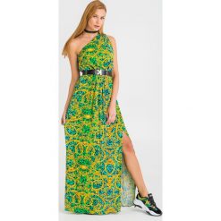 SUKIENKA VERSACE JEANS COUTURE. Sukienki damskie Versace Jeans Couture, na imprezę, bez wzorów, z jeansu, z włoskim kołnierzykiem, bez rękawów, maxi, plisowane. Za 2229,00 zł.