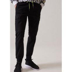 Joggery slim cargo -. Spodnie męskie Cropp, bez wzorów. Za 119,99 zł.