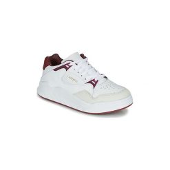 Buty Lacoste COURT SLAM 319 3 SFA. Białe trampki i tenisówki damskie Lacoste, bez wzorów, bez zapięcia. Za 439,00 zł.