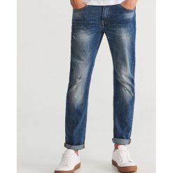 Jeansy z dziurami regular fit - Niebieski. Szare jeansy męskie regular marki Sinsay. Za 129,99 zł.