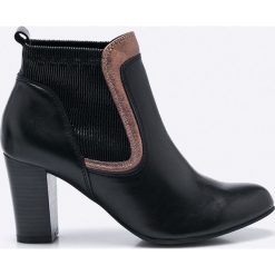 Caprice - Botki. Czarne buty zimowe damskie marki Caprice, z gumy, na obcasie. W wyprzedaży za 199,90 zł.