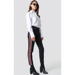 NA-KD Jeansy z lampasami i wysokim stanem - Black. Czarne jeansy damskie NA-KD, w paski, z bawełny, z podwyższonym stanem. Za 80,95 zł.
