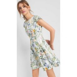 Sukienka w kwiaty. Zielone sukienki damskie Orsay, na lato, z aplikacjami, z elastanu, z dekoltem na plecach, z długim rękawem, długie, mini, rozkloszowane. Za 159,99 zł.