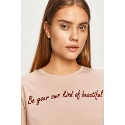 Jacqueline de Yong - T-shirt. Niebieskie bluzki damskie Jacqueline de Yong, s, z nadrukiem, z bawełny, z okrągłym kołnierzem. Za 59,90 zł.