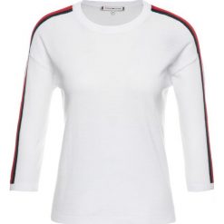 Sweter TOMMY HILFIGER Signature Tape WW0WW25227. Czerwone swetry damskie TOMMY HILFIGER, xs, bez wzorów, z bawełny, klasyczne, bez rękawów, bez kaptura. W wyprzedaży za 309,00 zł.