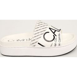 Calvin Klein - Klapki. Czarne klapki damskie Calvin Klein, bez wzorów, z materiału, bez obcasa, na obcasie. W wyprzedaży za 359,90 zł.
