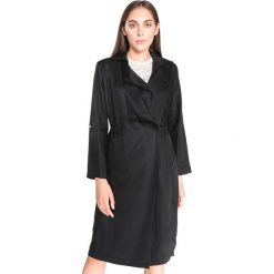 Guess Alessia Trencz Czarny. Czarne kurtki damskie Guess, na wiosnę, l, z aplikacjami, z lyocellu, bez kaptura. Za 757,95 zł.