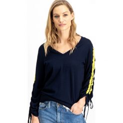 Sweter w kolorze granatowym. Niebieskie swetry damskie Garcia, xs, bez wzorów, ze splotem, bez rękawów, bez kaptura. W wyprzedaży za 99,95 zł.