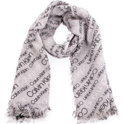 Chusty damskie: Chusta CALVIN KLEIN BLACK LABEL – Logo Scarf M K40K400238 002