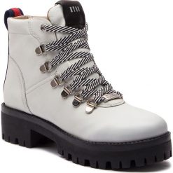 Trapery STEVE MADDEN - Boomer Ankle Boot SM11000245-03001-107 White Leather. Białe trapery damskie Steve Madden, ze skóry ekologicznej, bez obcasa, bez zapięcia. W wyprzedaży za 429,00 zł.