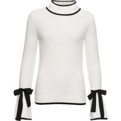 Sweter ze stójką bonprix biel wełny - czarny. Białe swetry klasyczne damskie marki bonprix, z wełny, z kontrastowym kołnierzykiem. Za 109,99 zł.