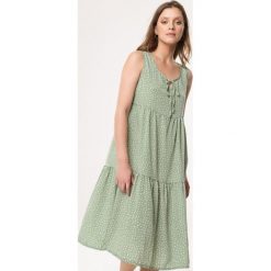 Zielona Sukienka Avoiding. Zielone sukienki damskie Born2be, na lato, s, bez wzorów, z tkaniny, bez kołnierzyka, bez rękawów, midi. Za 49,99 zł.