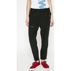 G-Star Raw - Spodnie. Czarne spodnie damskie G-Star RAW, bez wzorów, z poliesteru, retro. W wyprzedaży za 189,90 zł.