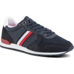 Sneakersy TOMMY HILFIGER - Iconic Material Mix Runner FM0FM02667 Desert Sky DW5. Niebieskie sneakersy męskie TOMMY HILFIGER, na co dzień, bez wzorów, z zamszu, bez zapięcia. W wyprzedaży za 249,00 zł.