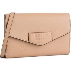 Torebka DKNY - Sulliavan Wallet R8458945 Lat/Ico Blsk 281. Brązowe torebki klasyczne damskie DKNY, bez wzorów, ze skóry, bez dodatków. W wyprzedaży za 389,00 zł.
