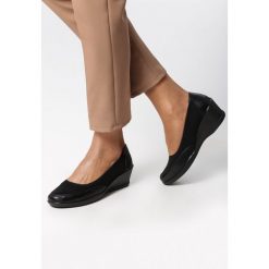 Czarne Czółenka Before I Met You. Czarne czółenka damskie Born2be, bez wzorów, bez obcasa. Za 49,99 zł.