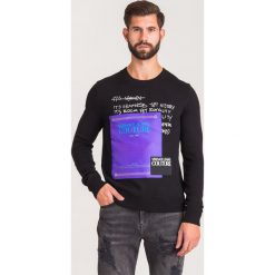 BLUZA VERSACE JEANS COUTURE. Czarne bluzy męskie Versace Jeans Couture, m, z nadrukiem, z wełny, z okrągłym kołnierzem, bez rękawów, bez kaptura. Za 1055,45 zł.
